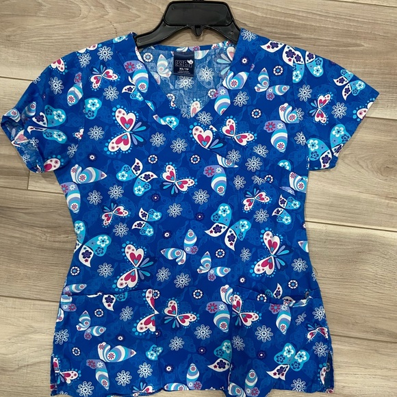 Zoe and Chloe Scrub Top - Picture 1 of 3